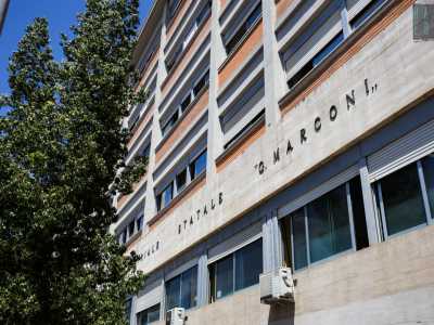 La struttura si sviluppa su sei livelli ed � introdotta da una grande scritta in ferro battuto che riporta il nome �Istituto Tecnico Industriale Statale G. Marconi�: lettere che sono state forgiate dagli stessi studenti che utilizzarono una piccola fonderia situata un tempo nel cortile interno della scuola